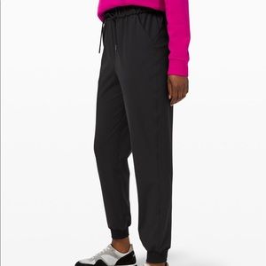 NWT Lululemon On The Fly Jogger **Woven